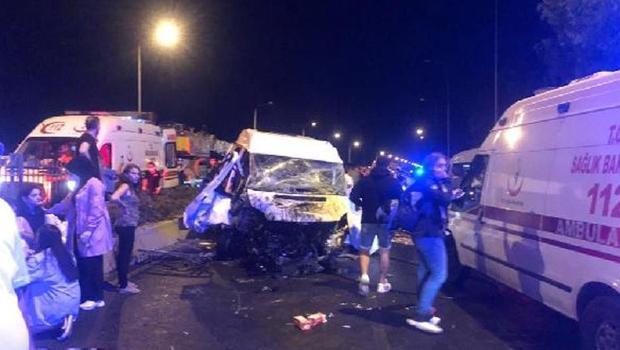 İzmir'de 6 aracın karıştığı feci kaza! 1’i ağır, 11 yaralı