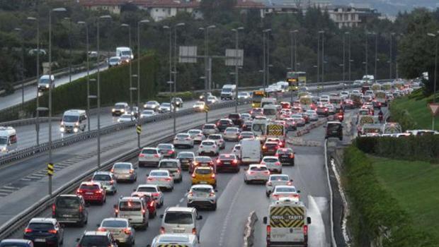 İstanbul'da yüz yüze eğitimin ilk gününde trafik yoğunluğu!