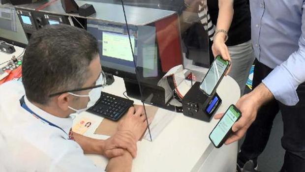 Balayına gidecekti! Eksik aşı nedeniyle uçağa alınmadı