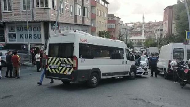 Sultangazi'de servis aracı okul önünde bekleyen öğrenci ve velilere çarptı