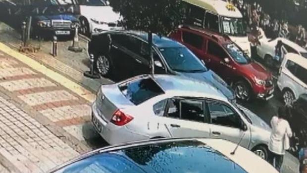 Güngören'de hamile kadınla çocuğu iki otomobil arasına sıkıştı