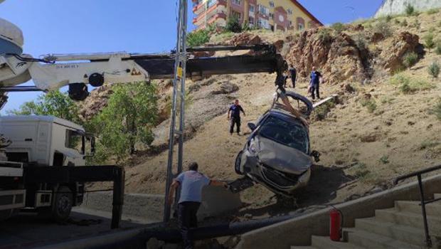 Otoparkta geri manevra yaparken 20 metreden yuvarlanan sürücü hayatını kaybetti