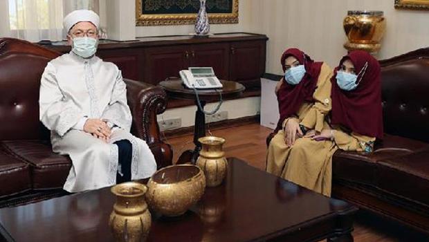 Diyanet İşleri Başkanı Erbaş, siyam ikizleri ile bir araya geldi