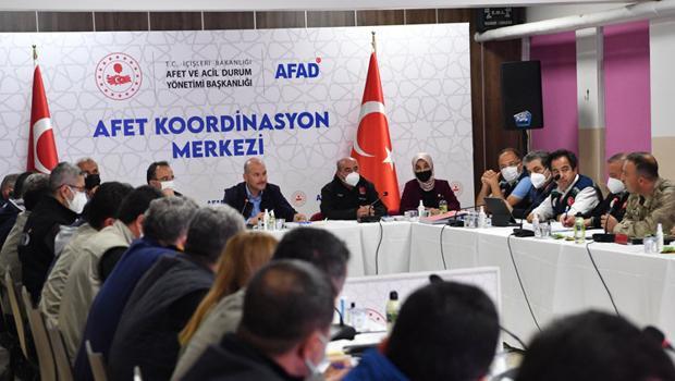 Bakan Soylu, Kastamonu'da Afet Koordinasyon Merkezi'ndeki toplantıya katıldı