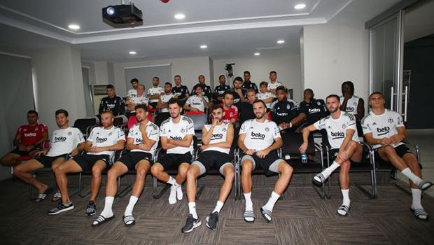 Beşiktaşlı futbolculara değişen oyun kuralları anlatıldı