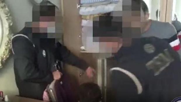 Aranan FETÖ'cü evindeki gizli bölmede yakalandı