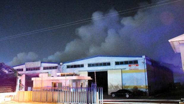 Tekstil fabrikasında çıkan yangın hasara neden oldu