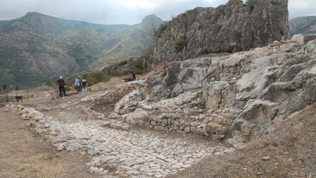 Harşena Kalesi’nde 600 yılık külliye keşfi