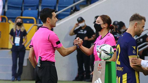 Evli çift birlikte maç yönetti! Burak Pakkan ve Gamze Pakkan tarihe geçti