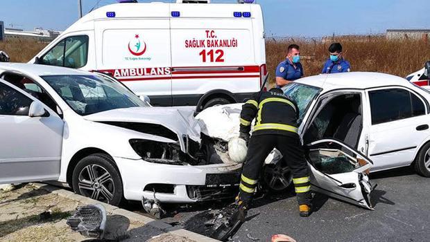 Tekirdağ'da iki otomobil kafa kafaya çarpıştı