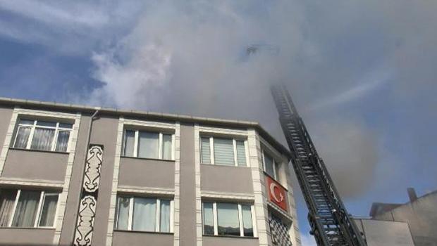 Bayrampaşa'da çatı yangını! Güvercinler telef oldu...