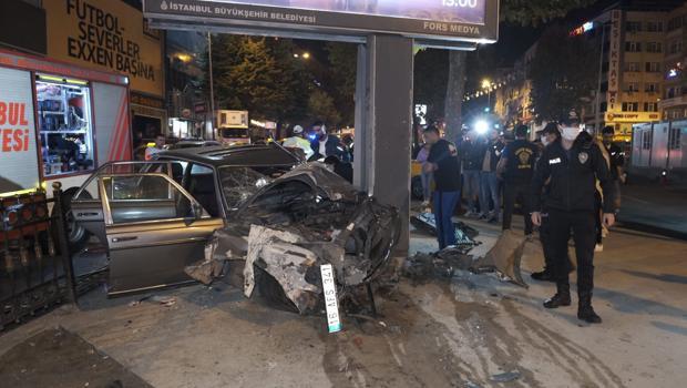 Beşiktaş'ta otomobil reklam tabelasına çarptı: 1 yaralı