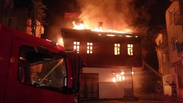 Afyonkarahisar'da tarihi konak alev alev yandı