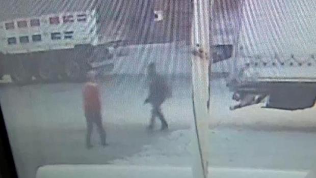 TIR'a binmeye çalışan göçmenler, kendilerini fark eden bekçiye silah çekti