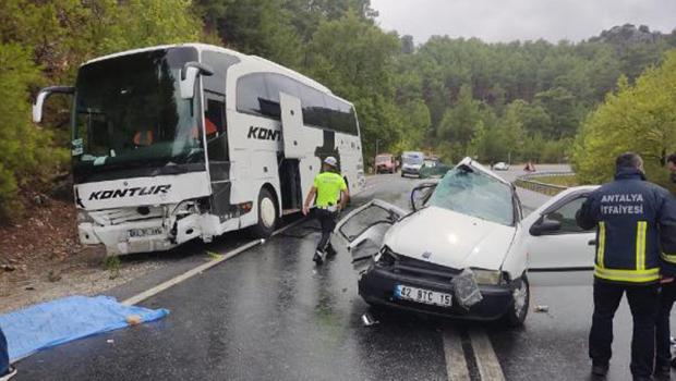 Antalya'da otobüs ile otomobil çarpıştı: 2 kişi hayatını kaybetti, 2 çocuk yaralandı