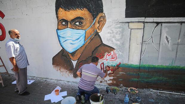 Gazze'de ressamlar hapishaneden kaçan Filistinlileri resmetti