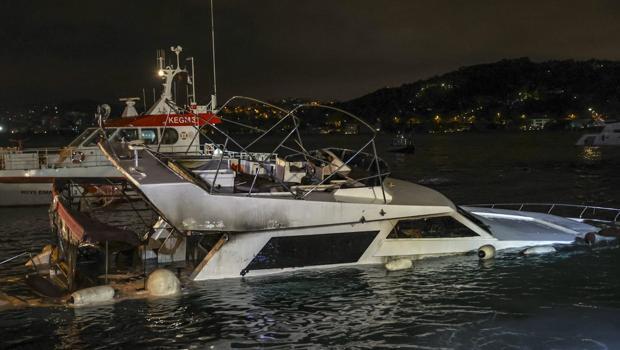 Dün yanan tekne gece çıkan ikinci yangında battı