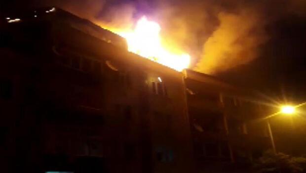 Eyüpsultan’da bir binanın çatısı alev alev yandı 