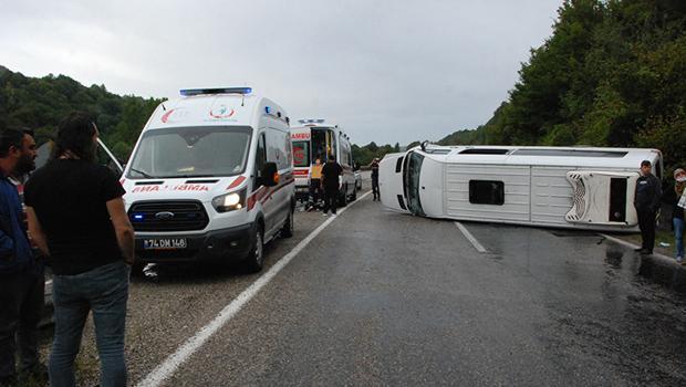 Bartın'da maden işçilerinin minibüsü devrildi