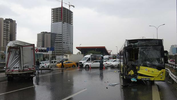 Son dakika... İETT otobüsü ile kamyonet çarpıştı! D-100 karayolu kapandı