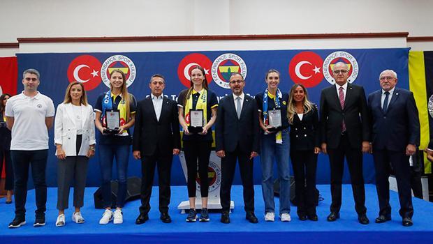 Bakan Kasapoğlu, Fenerbahçe'nin olimpik sporcularla buluşma etkinliğine katıldı