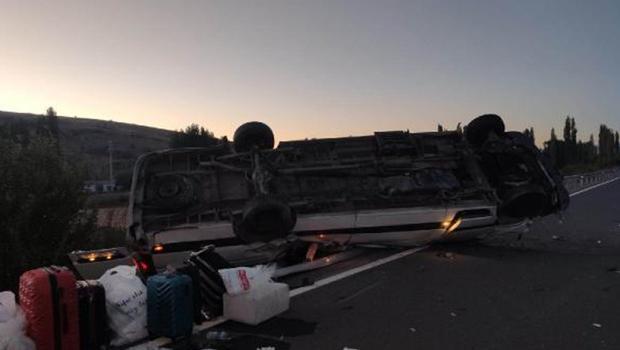'Kız isteme' yolunda kaza! Minibüs devrildi: Yaralılar var