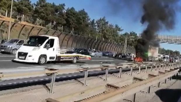 Ümraniye'de TEM Otoyolu'nda motosiklet alev alev yandı
