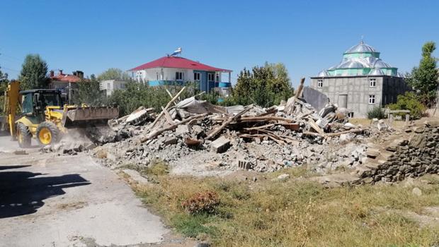 Van'da düzensiz göçmenlerin barındığı 5 metruk bina yıkıldı