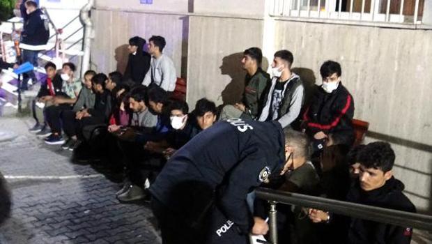 Sürücü 'araç bozuldu' deyip bırakınca 24 kaçak göçmen yakalandı