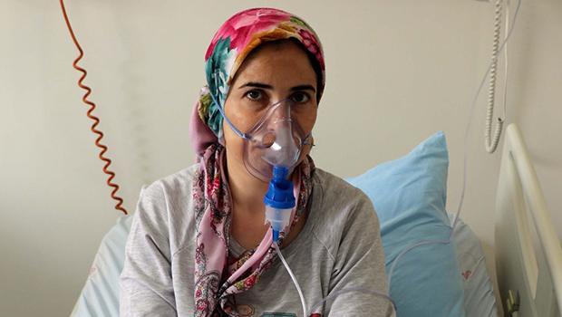 Büyük pişmanlık! Hastanede koronavirüs tedavisi görüyor: 'Söylentilere inandık, yanlış yapmışız'