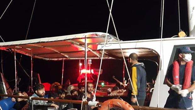 Çanakkale açıklarındaki yelkenli teknede 193 göçmen yakalandı