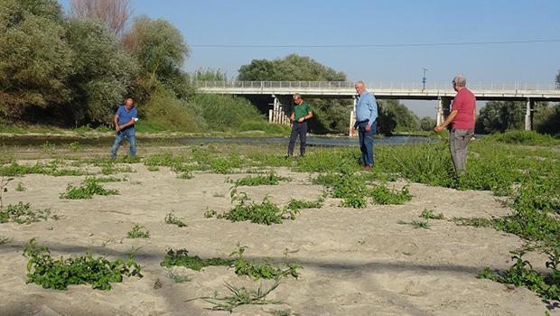 Kuruyan Büyük Menderes Nehri'nin yatağında bağdaş kurup oturdular