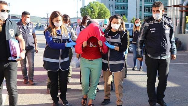 79 kişiyi dolandırmışlar, yakalandılar! Gazetecilere böyle seslendi: 'Sadece adam kandırıyoruz. Günde 20 kişiyi dolandırıyoruz'