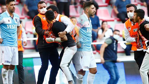 Kayserispor-Trabzonspor maçında taraftar sahaya girdi! Bakasetas'ın üzerine yürüdü