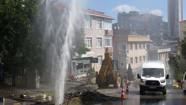 Ataşehir'de boru patladı! Sular metrelerce yükseldi