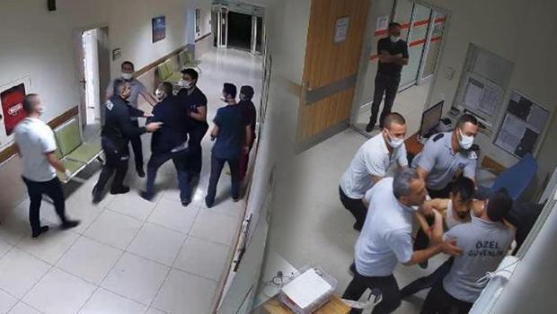 Kavgada yaralandı, hastanede yakınlarıyla polis ve bekçilere saldırdı