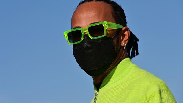 Formula 1'in ünlü pilotu Lewis Hamilton İstanbul tarzıyla dikkatleri üzerine çekti! Pazar öncesi kritik ihtimal...