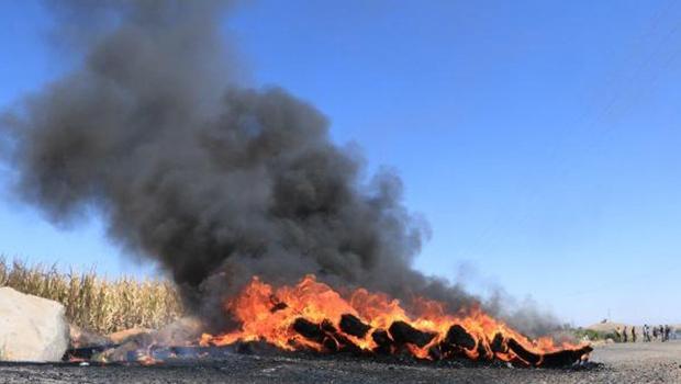 Ekipleri engellemek için lastik yakıp yol kapattılar