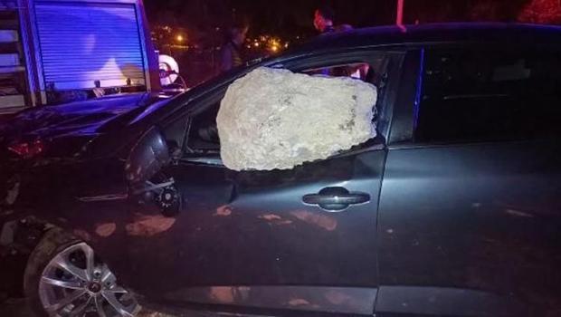 Tokat'ta korkunç kaza! Kaya parçası arabaya saplandı