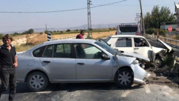 Manisa'da iki otomobil çarpıştı: 3 yaralı