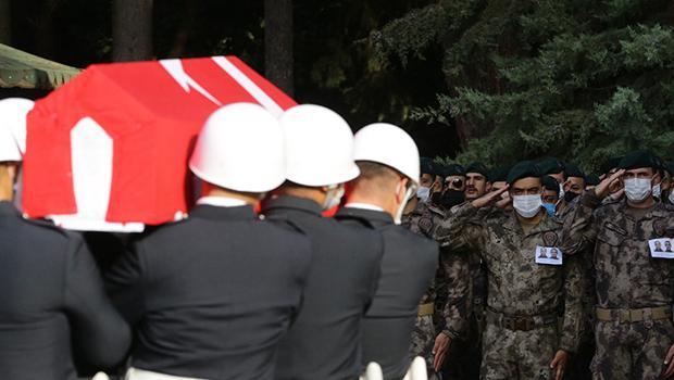 Fırat Kalkanı Harekatı bölgesinde şehit olan iki polis için Gaziantep'te tören düzenlendi