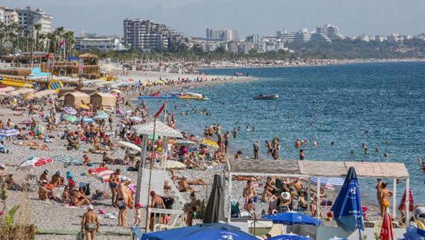 Antalya'da ekimde sahillerde ağustos manzarası