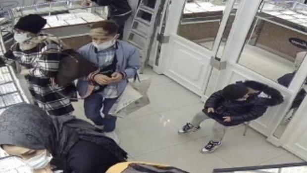 Biri oyaladı diğeri bileziği çaldı... Anbean kamerada