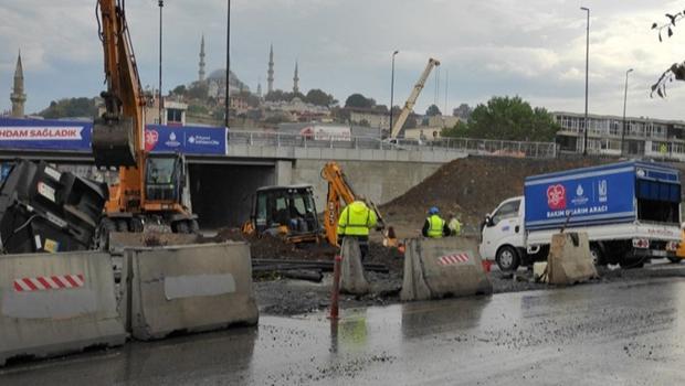 Unkapanı Kavşağı yenileme çalışması sırasında İSKİ'ye ait su borusu patladı