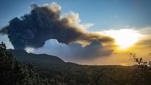 La Palma Adası'nda yanardağ felaketi sürüyor: Yüzlerce kişi daha evinden oldu