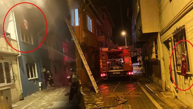 Duygulandıran hareket! Türk bayrağını alevlerin arasından alıp...