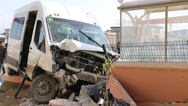 Ağrı'da servis minibüsü duraktaki öğrenciye ve duvara çarptı: 7 öğrenci yaralı