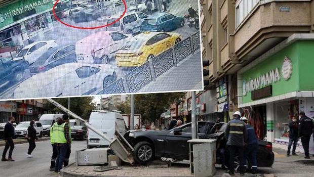 Otomobilinde tehdit edilen sürücü direğe çarptı