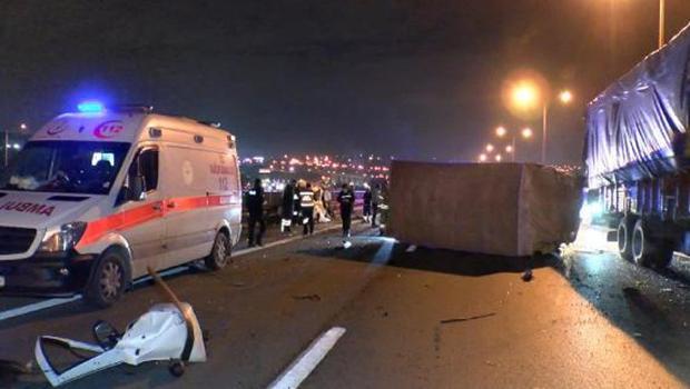 TEM Otoyolu'nda kamyonet devrildi: Yaralılar var