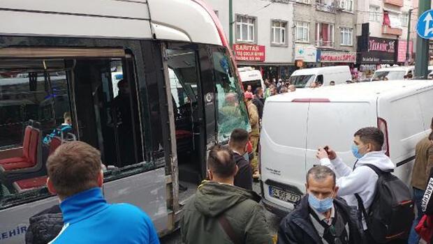 Zeytinburnu'nda tramvayla panelvan araç çarpıştı!